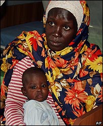 Mãe leva filho a clínica na região de Darfur