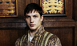 Tom Hardy plays Robert Dudley, later the Earl of Leicester