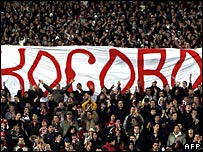 Cổ động viên bóng đá Serbia phản đối độc lập của Kosovo