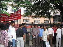 हड़ताल करते लोग-फ़ाइल फ़ोटो