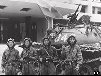 Quân giải phóng trước dinh Độc Lập ngày 30 tháng Tư 1975