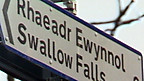Arwydd ffordd ddwyieithog