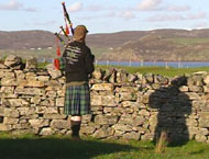 Pìobaire ann an Ceann Loch Biorbhaigh