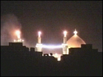 Mesquita do Imã Ali é iluminada por explosões 