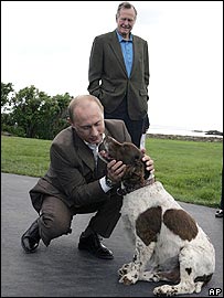 Tổng thống Putin vỗ về chú chó của cựu tổng thống George Bush