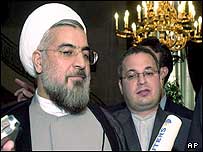 حسن روحانی (سمت چپ)