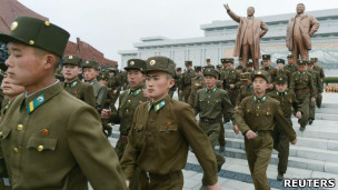朝鮮軍人於「太陽節」到平壤萬壽台向金日成與金正日銅像敬禮(15/4/2013)
