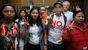 香港菲律賓佣工代表在高等法院宣判後展示勝利手勢(30/9/2011)