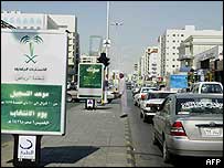 Cartaz na capital saudita, Riad, convoca eleitores a votar