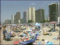 Pessoas tomam sol em uma praia
