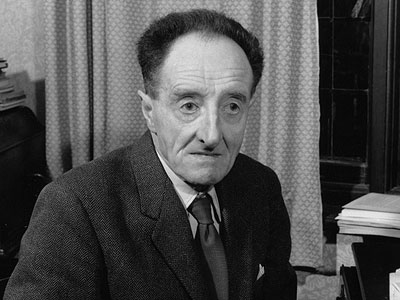 Saunders Lewis yn ei gartref ym Mhenarth