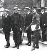 Image of volunteers signing up in 1915