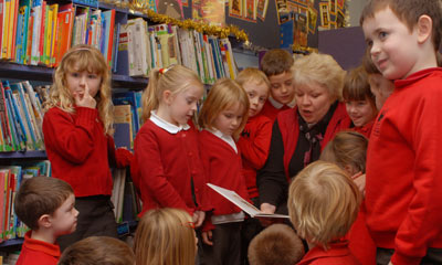 di shows the children some pictures