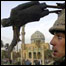 Estátua de Saddam cai em Bagdá, em abril de 2003