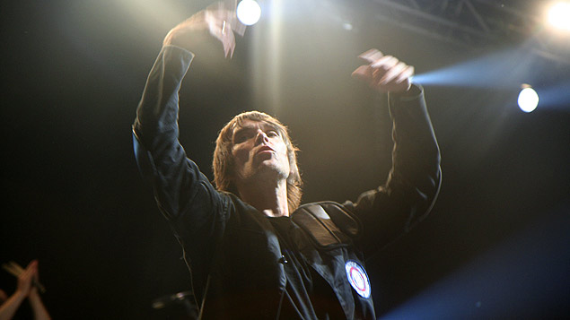 Ian Brown finishes up his set with F.E.A.R. and conducts the audience when they start singing it back to him.