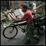 Chinês recolhe destroços de terremoto