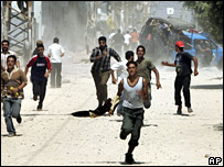 Manifestantes do Fatah fogem ao ver a chegada do Hamas, em Gaza