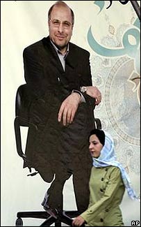 يک زن تهرانی در کنار پوستر محمد باقر قاليباف