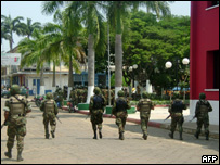 Exército patrulha praça principal de Cobija, em Pando