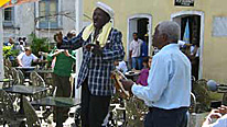 Riachâo sings and dances on table