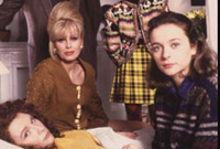 Edina a Patsy o'r gyfres boblogiadd Absolutely Fabulous ar BBC1