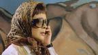 بیتا فرهی در نمایی از فیلم خاک آشنا ساخته بهمن فرمان آرا