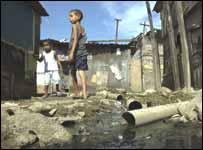 Criança na favela de Cidade de Deus, no Rio de Janeiro