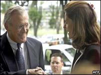Rumsfeld conversa com a ministra da Defesa colombiana, Martha Ramirez