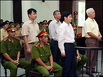 Hai nhà báo tại tòa