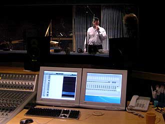 Simon Jones (Arthur) at the microphone