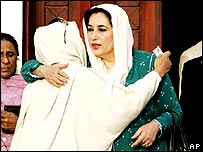 Benazir Bhutto ao chegar no Paquistão