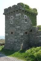Amddiffynfa 'pill box' yng Nghaergybi.  Hawlfraint Medwyn Parry.
