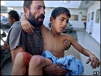 Menino palestino ferido é levado a hospital