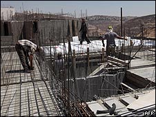 بناء مساكن جديدة في مستوطنة جيفات زئيف شمالي القدس
