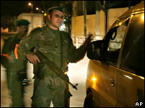 Policiais palestinos na fronteira de Gaza