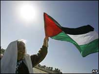 mulher com bandeira palestina