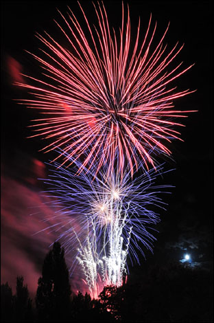 Fireworks to mark the end of the Worcester Festival 2009 in the night sky over Worcester Cathedral. Picture by Bob Bilsland.
