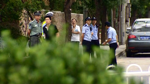 胡佳住所外經常有警察看守(資料照片)