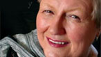 Elinor Bennett Wigley ar glawr y llyfr
