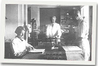 Carl Hanson (1872-1961) yw'r gŵr yn y canol. (Llun trwy ganiatad LLGC) 