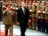 Ông William Cohen cùng ông Phạm Văn Trà duyệt binh năm 2000