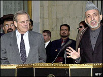 O secretário de Defesa dos EUA, Donald Rumsfeld, e o presidente do Afeganistão Ahmed Karzai