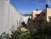 وخلق الجدار العازل الاسرائيلي مشاكل عدة في حياة الفلسطينيين اليومية، وهذا المنزل المحاصر في نزلة عيسى قرب طول كرم مثال واضح على ذلك
