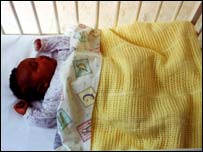 bebe dormindo no berço