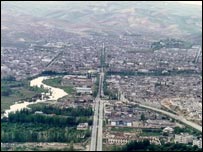 ناآرامی ها در مهاباد در پی کشته شدن يک جوان کرد، به نام کمال اسفرم به دست نيروی انتظامی آغاز شد