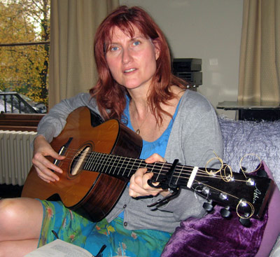 Eddi Reader with her guitar