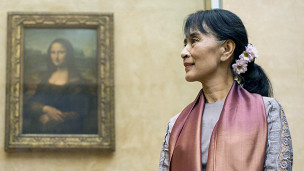 Bà Suu Kyi trong chuyến thăm Bảo tàng Louvre ở Paris