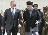 George Bush ve Hamid Karzai