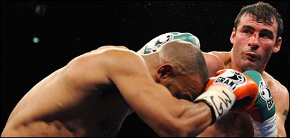 Roedd Joe Calzaghe yn feistr corn ar Roy Jones Jr yn Efrog Newydd Roedd Joe Calzaghe yn feistr corn ar Roy Jones Jr yn Efrog Newydd