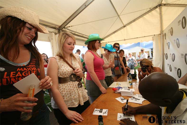 Signing sessions with Judge Jules